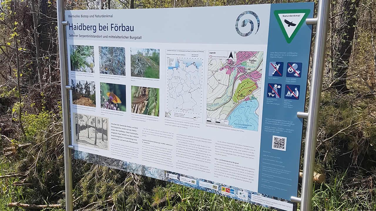 Am Wanderparkplatz der Förmitztalsperre informiert nun ein Schild über die Besonderheiten des Serpentinit-Standortes „Haidberg bei Förbau“.