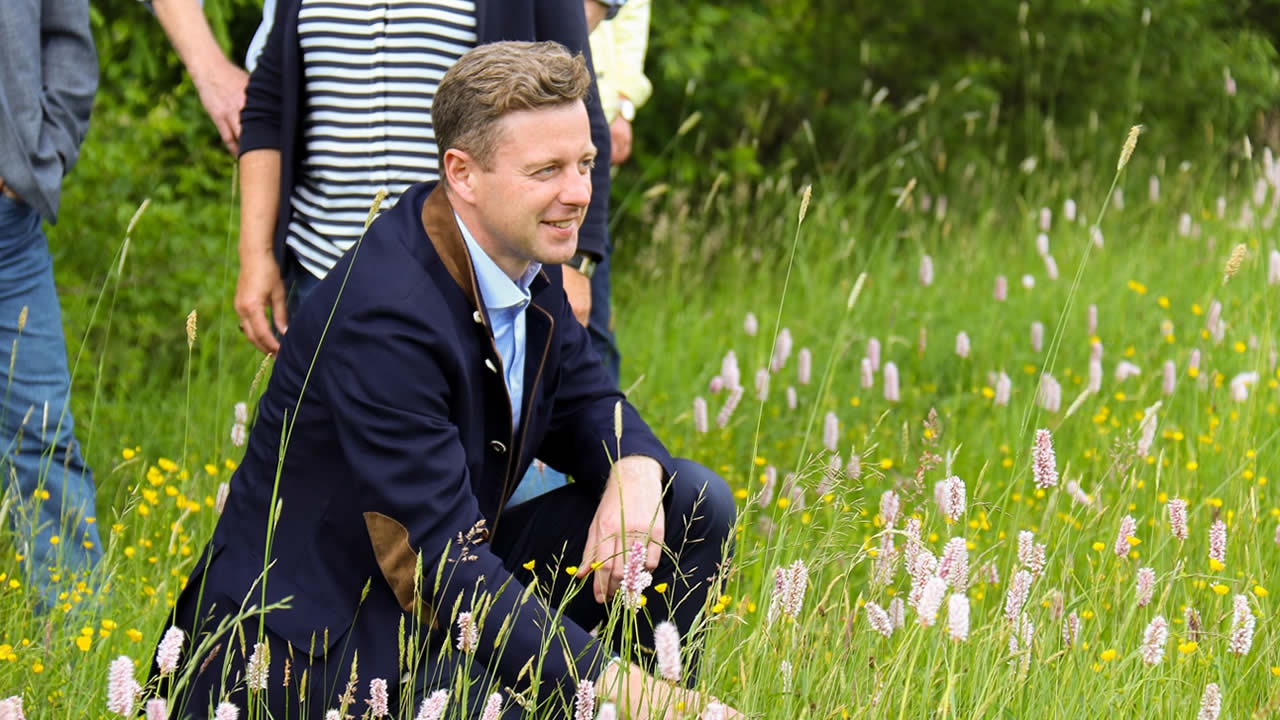Landrat Dr. Oliver Bär freut sich über die Orchideen in Sparneck