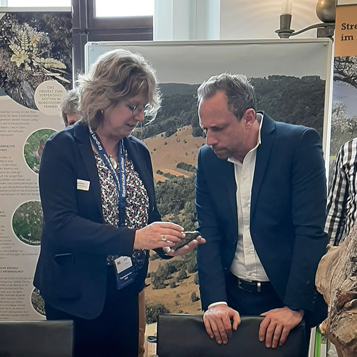 Regina Saller vom LPV Hof erläutert Umweltminister Glauber die Besonderheiten des Serpentinit-Gesteins aus dem Landkreis Hof (Foto: LPV Hof)