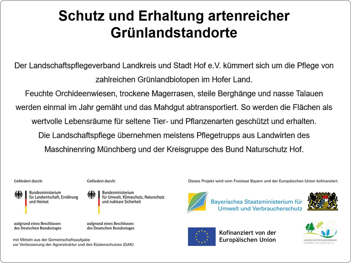 An einer Landschaftspflegefläche im Culmitztal bei Naila wurde zur Information über die Förderung der Mahd ein Schild aufgestellt.